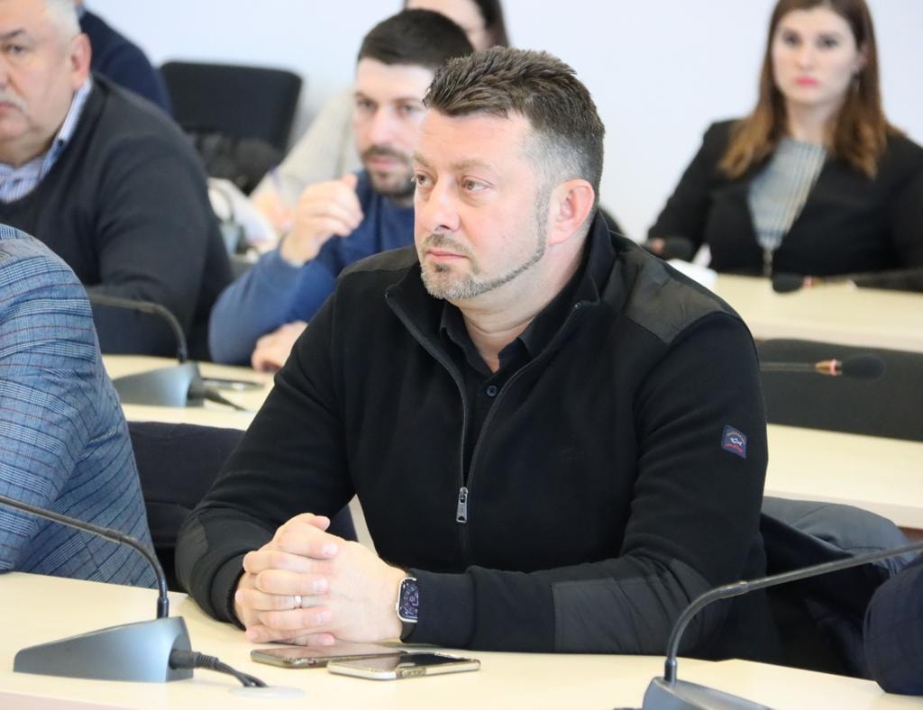 Arad Primarul Călin Ilie Abrudan anunță semnarea contractului de finanțare în valoare de 250 mii euro pentru insule ecologice digitalizate în orașul Ineu