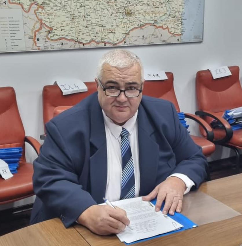 Primarul Aurel Ginu Costea anunță semnarea contractului de finanțare în valoare de 2,5 milioane lei pentru construirea a 4,1 km de trotuare în comuna Almaș