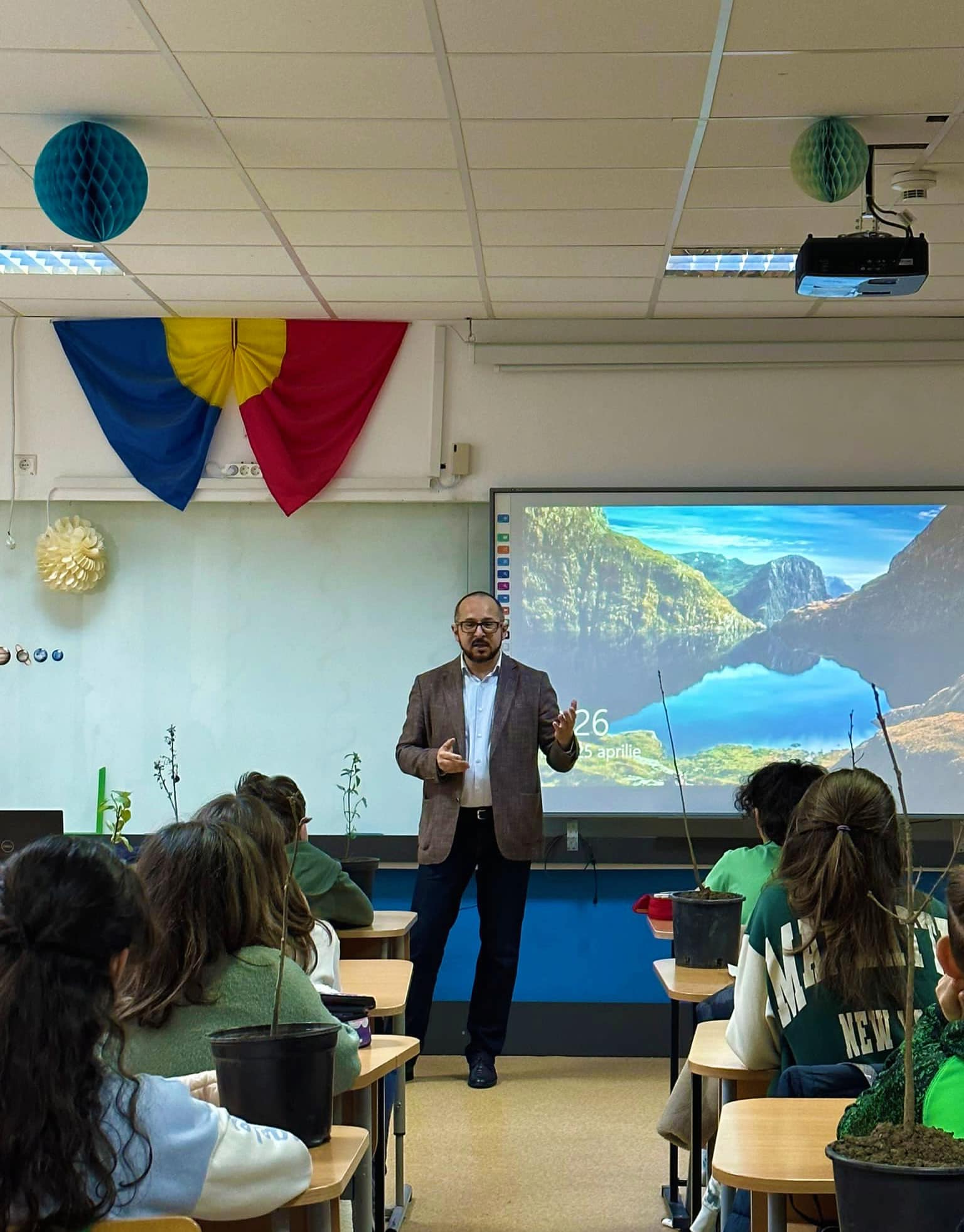Secretarul de stat Ionuț Sorin Banciu a discutat cu elevi Școlii Gimnaziale nr. 80 din București despre importanța educației ecologice în școli