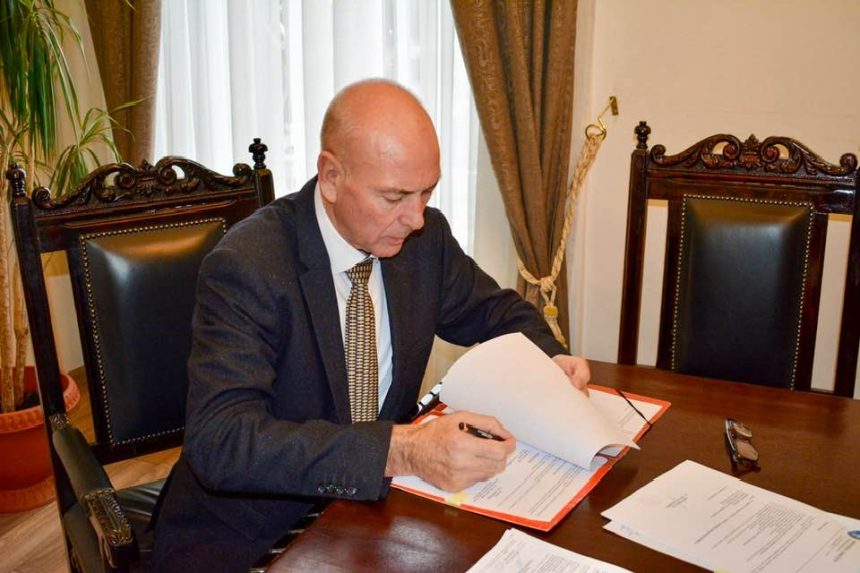 Președintele CJ Brașov Şerban Todorică-Constantin a semnat două contracte importante pentru județ
