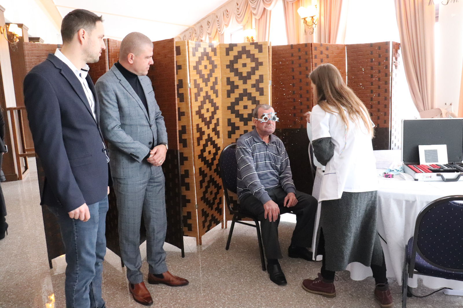 Vicepreședintele CJ Ilfov Ștefan Rădulescu peste 200 de persoane din comuna Moara Vlăsiei au beneficiat de consultații și ochelari